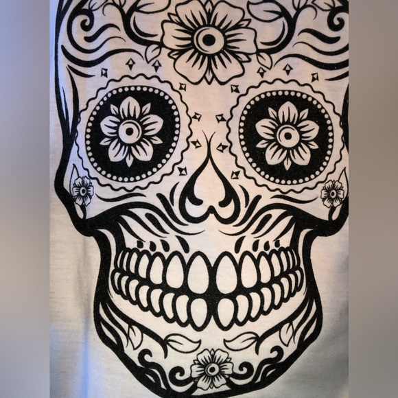 Tank top with a sparkly sugar skull. Size: S. Lovingly worn. - Picture 8 of 8